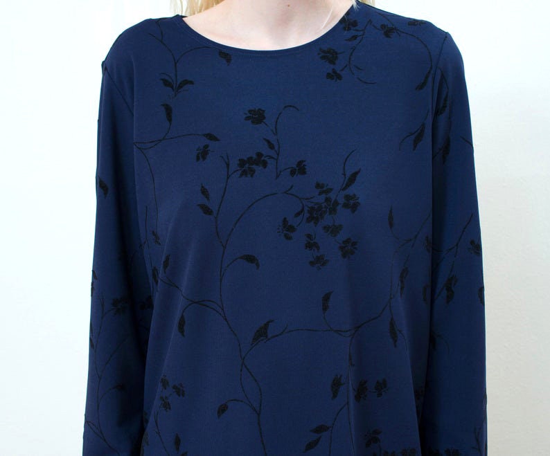 Blouse de soirée marine des années 80 imprimé floral bleu foncé à manches longues tunique soirée chemisier à imprimé fleur boxy blouse minimale surdimensionnée image 2