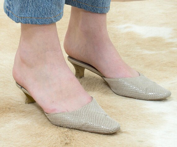 90s beige kitten heel slides size 5 1/2 | low heel