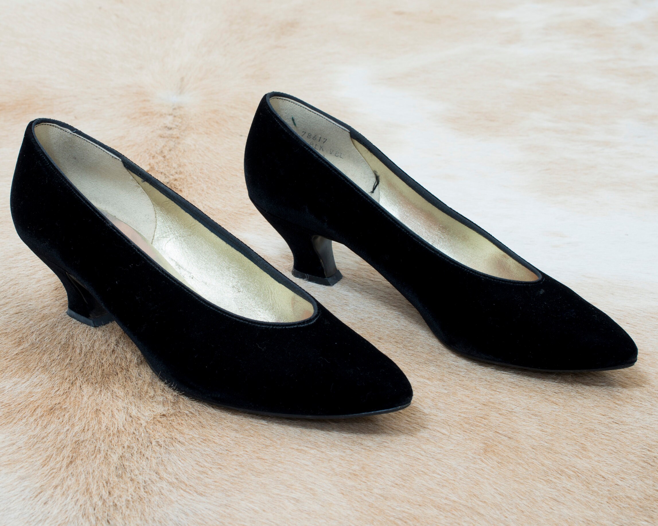 70s Black Velvet Pumps Size 10 Low Heel Pointy Toe Shoes - Etsy