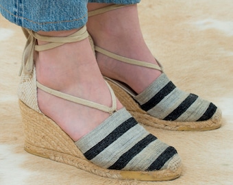 black striped espadrilles wedges 8 | 80s andre assous espadrille platform shoes | minimalist wrap around espadrille | neutral stripe