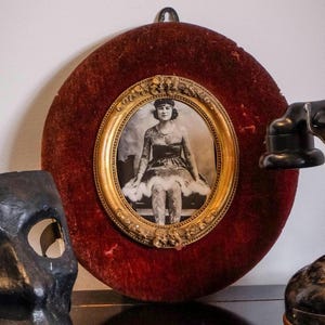 Antique 19th Century French Oval Frame Red Velvet Gold Gilt victorian