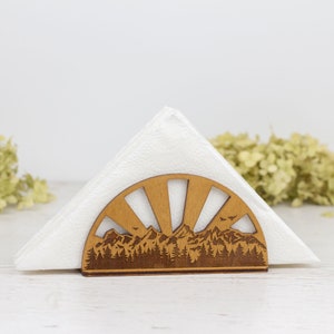 Kleiner Holz Serviettenhalter für die Tafel mit Gravur von Bergen und Wald
