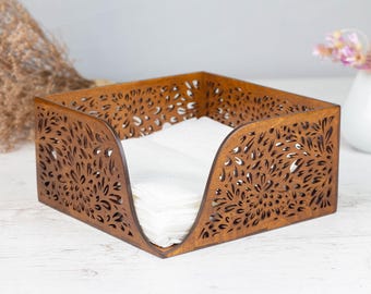 Servetthållare i trä med ornament
