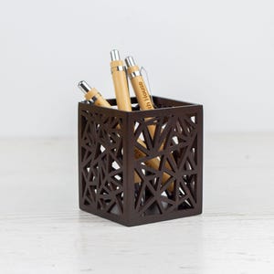 Fyrkantig pennhållare i trä – Rosenträ med geometriskt mönster