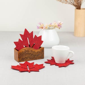 Juego de posavasos de fieltro con forma de hoja de arce: posavasos rojos con soporte de madera