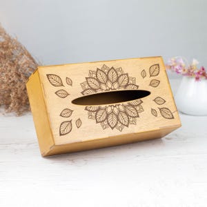 Caja de pañuelos de madera con diseño floral - Roble