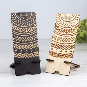 Handy Halter aus Holz mit Tribal Muster Gravur