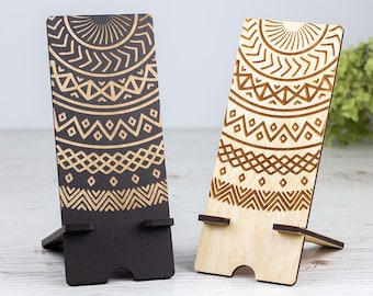 Suporte de celular de madeira com gravura de padrão tribal
