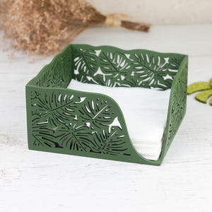 Salbeigrüner Serviettenhalter aus Holz - Monstera Blatt Design