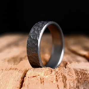 Handgesmede herenring, grijs gehamerd oppervlak, hypoallergene unisex ring, industriële herenring, damestrouwring