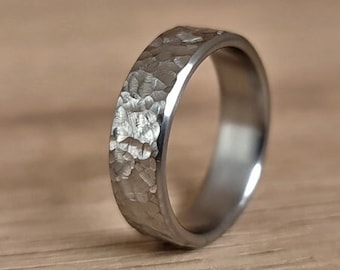 Anello grigio forgiato a mano, superficie martellata, anello unisex ipoallergenico, anello nuziale rustico, anello industriale da uomo, anello da donna