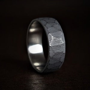 Titanium ring - gefacetteerd, heren trouwring, gezandstraald, gehamerde ring, grijze ring, herenring, heren trouwring, verlovingsring, cadeau