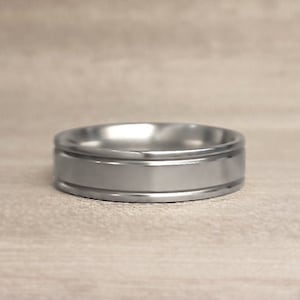 Può includere: Un anello d'argento con un design a doppia scanalatura.