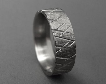 Banda de bodas para hombres - Anillo vikingo moderno, banda de titanio plateado, moda de hombre, corteza de árbol grabada, joyería rústica, regalo único, banda martillada