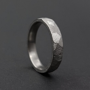 ファセットチタンリング - メンズ結婚指輪、女性結婚指輪、ハンマー結婚指輪、特別なリング、ハンドメイド、ギフト、ミニマリストリング
