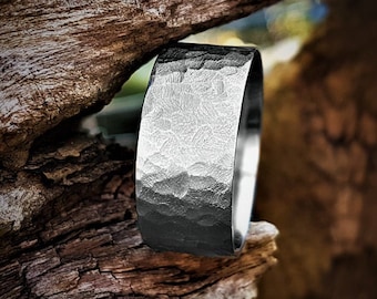Anillo de titanio facetado - anillo de bodas para hombre - textura martillada - anillo para hombre - anillo rústico gris - un regalo para él - anillo mate
