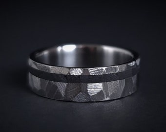 Bague en titane martelé unique, fibre de carbone noire, bague pour hommes en argent, bague pour hommes gris, bague minimaliste, bague de mariage moderne