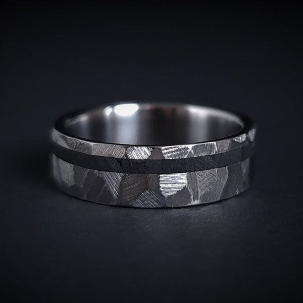 Bague en titane martelé unique, fibre de carbone noire, bague pour hommes en argent, bague pour hommes gris, bague minimaliste, bague de mariage moderne