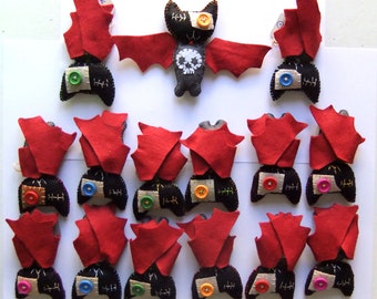 Handgemaakte vilten vleermuissleutelhanger: Halloween-schedelbedel