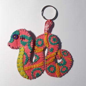 Schlange Schlüsselanhänger Handmade Hand genäht Schlüsselanhänger Schlange Filz Sammlerstück Insekt Schlüsselanhänger Taschenanhänger Gastgeschenke von Patchyz