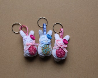 Kleiner Osterhase Schlüsselanhänger - Schlüsselanhänger - Dekoration - Handmade - Hase - Geschenkidee - Filz - Gastgeschenke - Patchyz by Kathleen Flask