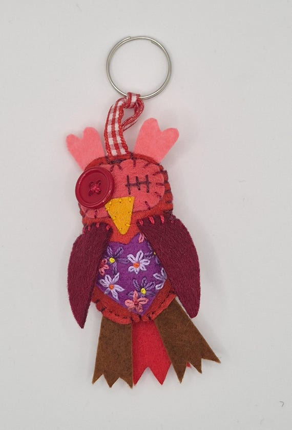 ふくろうのキーホルダー　ハンドメイド 手縫いのフェルト製フクロウキーホルダー：手作りの鳥のキーリング