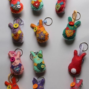 Rabbit Keychain Key ring Bunny handmade Pom pom tail Gift idea Felt key chain animal Party favours Bag charms Patchyz