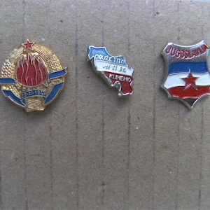 Coat of arms Yugoslavia, Yugoslavia map ( (Comrade Tito, we swear to you ) & Flag SFRJ - Vintage pin badges