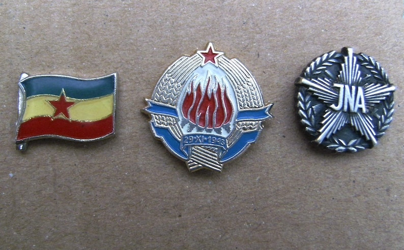 Yugoslav People/'s Army - Lot of 3 pin badges Flag of Yugoslavia Coat of Arms and JNA