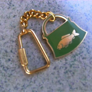 Fisch angeln Karpfen - Vintage Schlüsselanhänger Schlüsselanhänger (grüne Farbe)