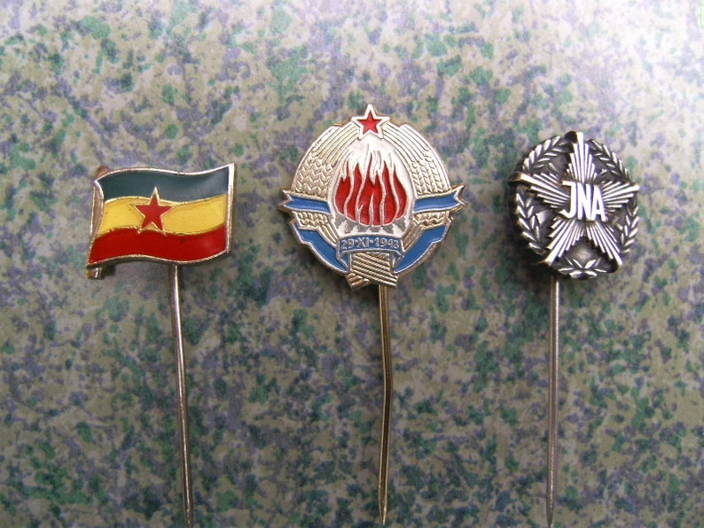 Yugoslav People/'s Army - Lot of 3 pin badges Flag of Yugoslavia Coat of Arms and JNA