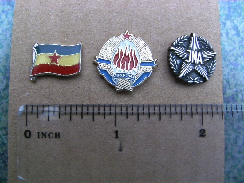 Yugoslav People/'s Army - Lot of 3 pin badges Flag of Yugoslavia Coat of Arms and JNA
