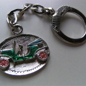 Old car small and old keyring keychains image 3