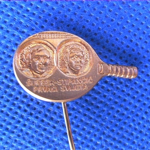 TENIS DE MESA - Surbek y Stipancic - Campeones del mundo (Yugoslavia) - Insignia de pin vintage