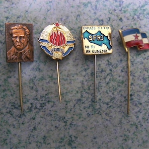 Tito Führer von Jugoslawien, Wappen, Jugoslawien Landkarte (Genosse Tito, wir schwören Euch-goldene Farbe) & Flagge SFRJ - Vintage Pin Anstecker
