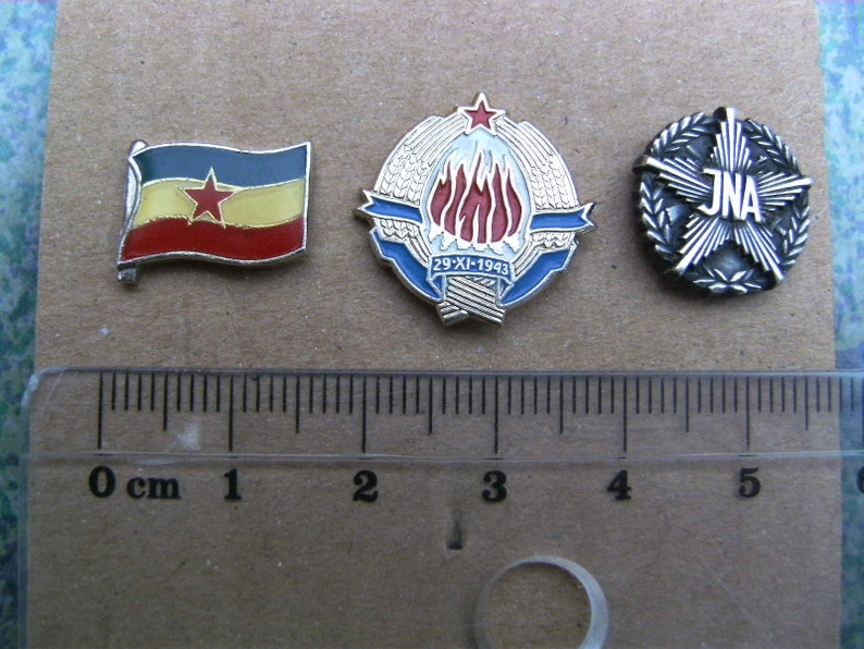 Yugoslav People/'s Army - Lot of 3 pin badges Flag of Yugoslavia Coat of Arms and JNA