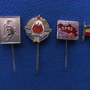 Tito leider van Joegoslavië, wapen, kaart van Joegoslavië ((kameraad Tito, we zweren bij je-zilveren kleur) & vlag SFRJ - Vintage pin badges