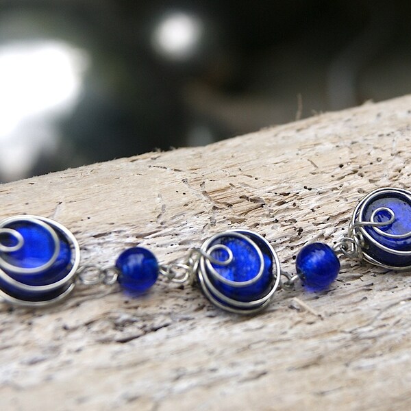 Royal blue color glass bracelet. Adjustable and nickel free, not d model ' allergies.