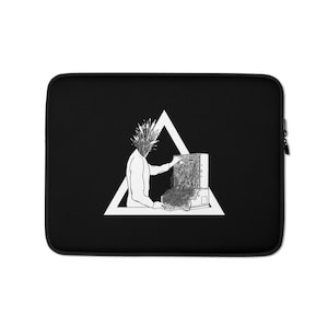 Op de afbeelding: Zwarte laptophoes met een wit driehoeksontwerp. Binnen de driehoek is een zwart-witte illustratie van een persoon met een plant die uit zijn hoofd groeit, die aan een computer werkt.