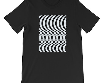 Può includere: T-shirt nero con un design astratto bianco e nero. La grafica è una serie di linee curve che creano un'illusione visiva. La maglietta è realizzata in un materiale morbido e ha maniche corte.