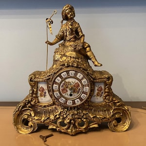 Belle horloge vintage de style rococo Parfait pour les collectionneurs