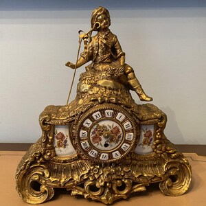 Horloge vintage de style rococo pour collectionneurs et ameublement raffiné
