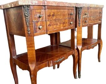 Paire de commodes de style Louis XVI en bois marqueté et chevets en marbre