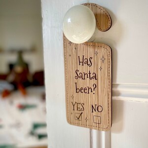 Türschild - &#39;War der Weihnachtsmann schon?&#39; Doppelseitige personalisierte Holzdekoration - Heiligabend, Kinderdekor