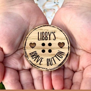 De volta às aulas Brave Button Hug Personalizado - Preocupação Ansiedade Presente - Primeiro dia - Começar a escola - Madeira Carvalho Família Múmia Amor Ficar em Casa