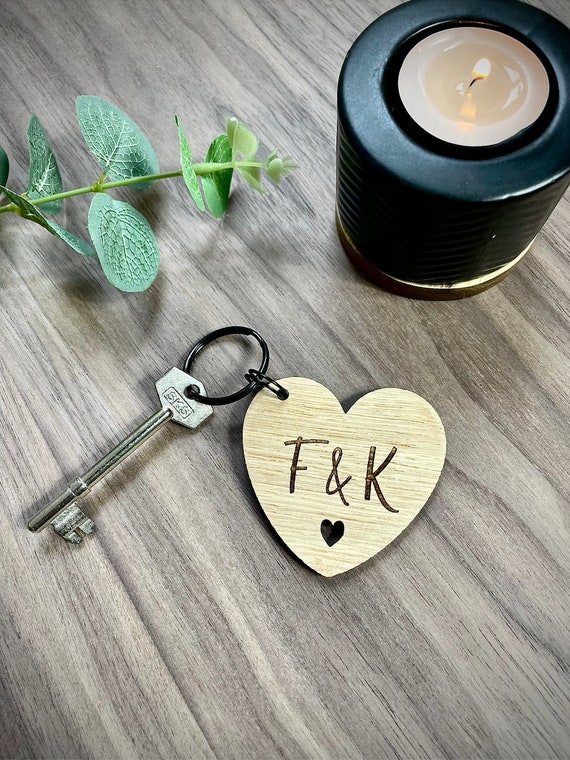 Portachiavi personalizzato in legno a cuore con cuore ritagliato / San  Valentino / Festa della mamma / Regalo di ringraziamento / Anniversario / Lui  e lei / Coppia -  Italia