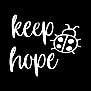 Puede incluir: Un fondo negro con texto blanco que dice keep hope en una fuente cursiva. A la derecha del texto hay un dibujo lineal blanco de una mariquita con cuatro puntos en el lomo y seis patas que se extienden desde su cuerpo circular.