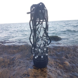 Gehäkelter Wasserflaschenhalter mit Perlen Netztasche für Flasche mit langer Schulter Boho Cochet Träger