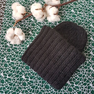 Schwarzer Mohair Hut für Frauen Warme colorierte Mütze in zwei Windungen Wery langer Hut Winter Accessoire Flauschige Mütze Winter-Accessoires