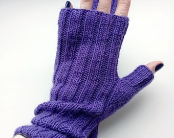 Può includere: Guanti senza dita viola con un polsino lungo. I guanti sono a maglia e hanno una trama a coste.
